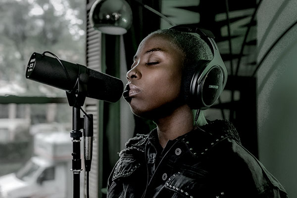 Chica grabando con micrófono Shure SM7B para grabar ASMR