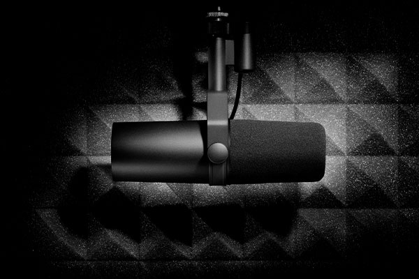 Micrófono Shure SM7B en fondo negro