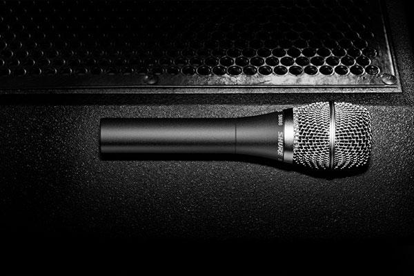 Micrófono Shure SM86 en fondo oscuro