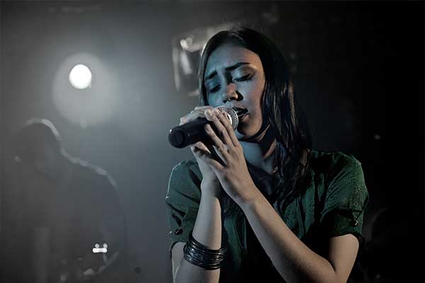 Cantante con Microfono inalambrico BLX PG58 en concierto