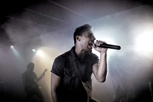 Cantante en concierto con un BLX SM58