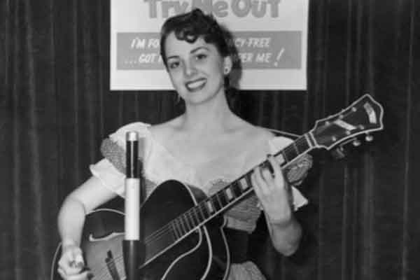 Mujer tocando la guitarra con Shure Vagabond 88